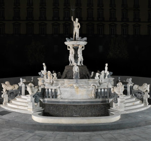 <span>Naples, Municipio square, Neptune’s Fontain</span><i>→</i>