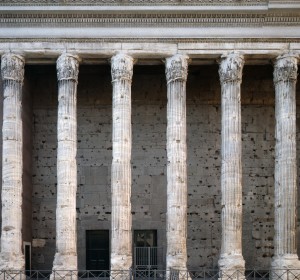 <span>Roma, Tempio di Adriano</span><i>→</i>
